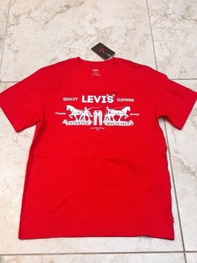 Levi’s tee